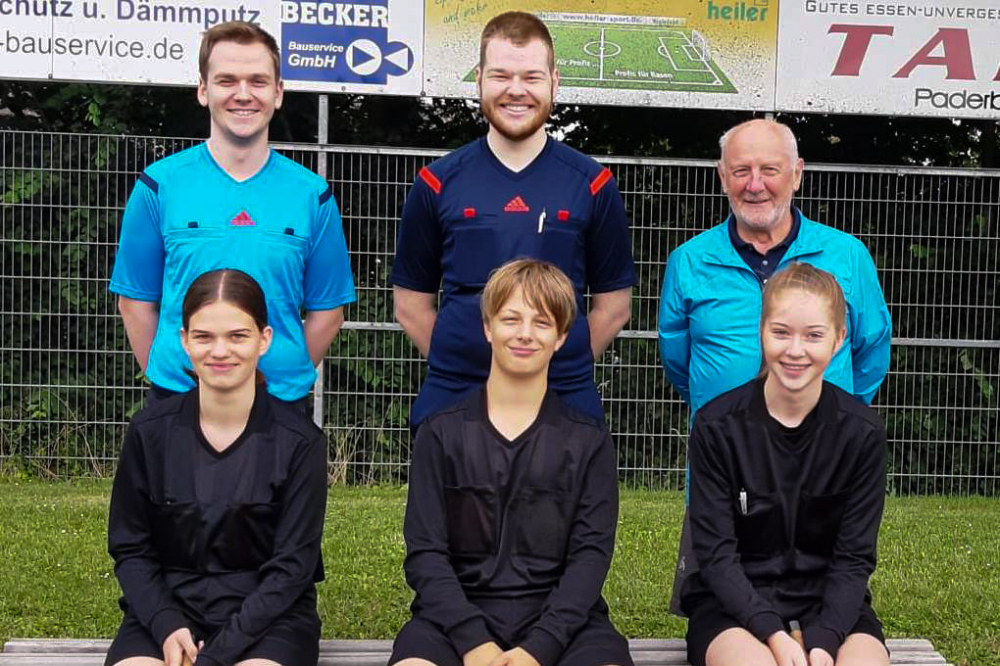 Vier neue Jungschiedsrichter:innen beim SCB Vier neue Jungschiedsrichter:innen beim SCB