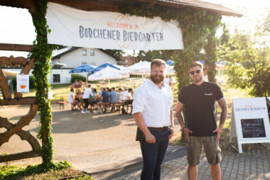 Eine ganz sanfte Blutgrätsche: Zwei Mann, eine Idee, ein glücklicher Maulwurf Eine ganz sanfte Blutgrätsche: Zwei Mann, eine Idee, ein glücklicher Maulwurf