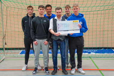 Combi Fischer überreicht feierlich Spende an Fußball-Jugend Combi Fischer überreicht feierlich Spende an Fußball-Jugend